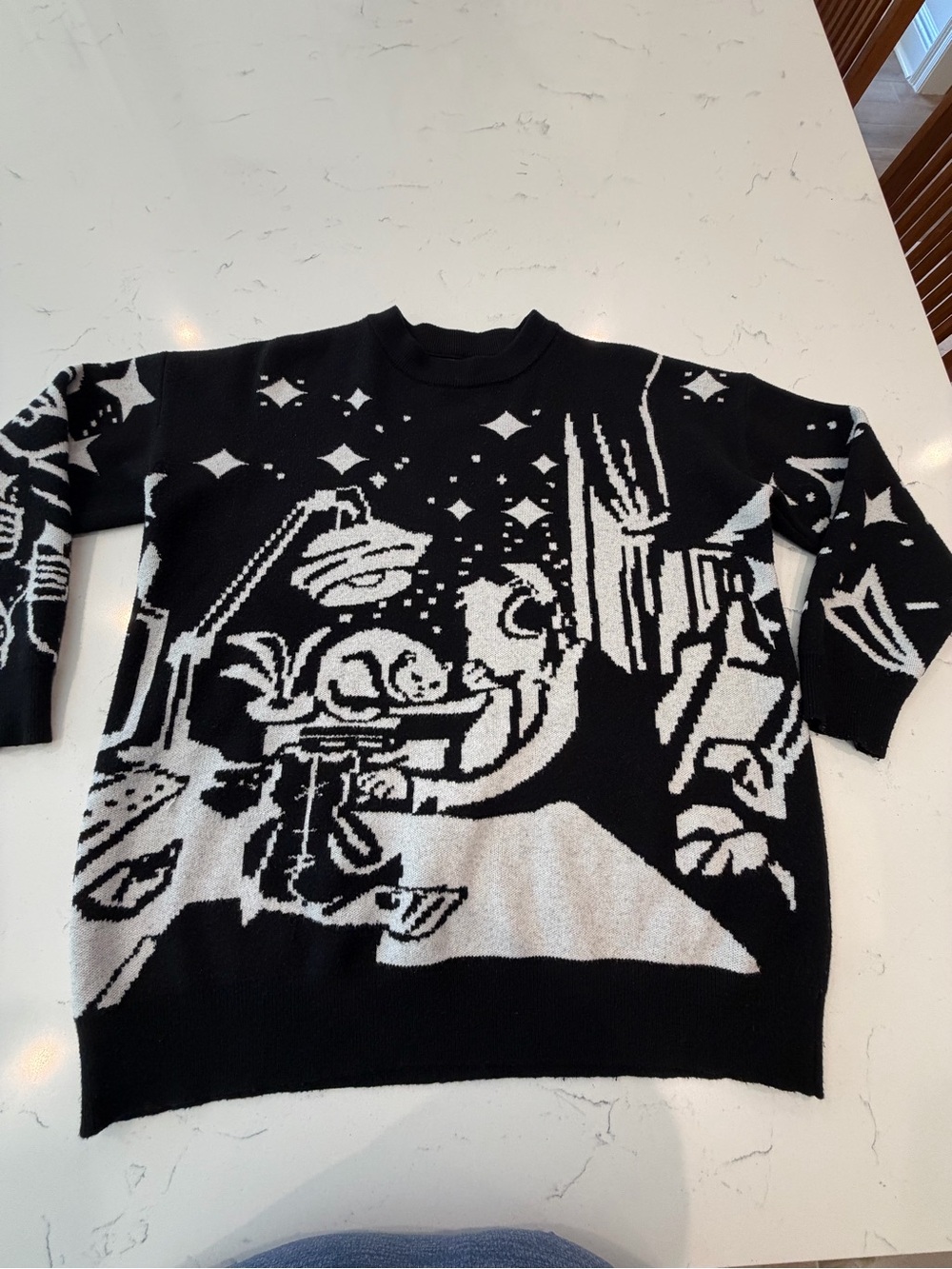 Black and White Graphic Crewneck Sweater - Unbranded - Picture 2 of 9